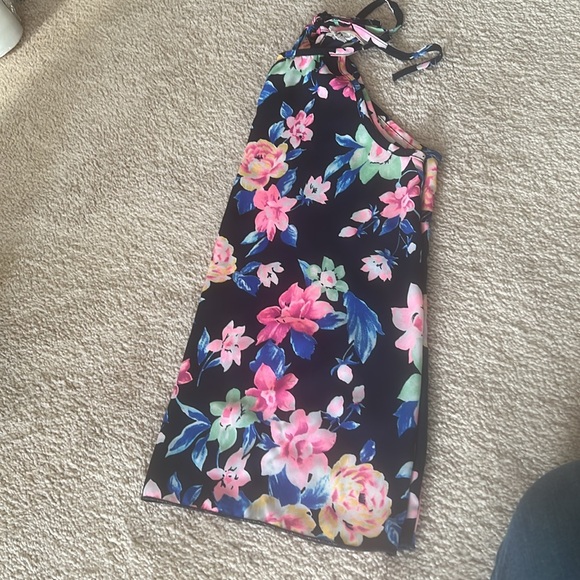 Beautifully vibrant floral halter top blouse tie strings in the back - Picture 3 of 3